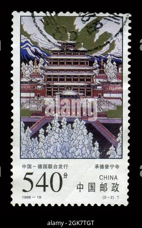 Die in China gedruckte Briefmarke zeigt das Bild des Puning Tempels in Chengde, um 1998. Stockfoto