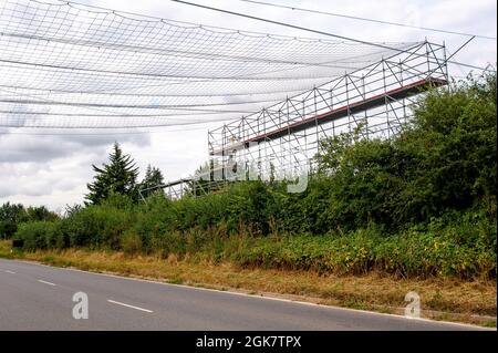 Harefield, Uxbridge, Großbritannien. September 2021. Netz über die Harvil Road unter plyonischen Kabeln. Teile der Landschaft wurden durch HS2 zerstört und die Fußwege gesperrt. Heute Abend findet im Unterhaus in der Westminster Hall eine Debatte statt, da über 150,000 Menschen eine Petition zur Beendigung der Hochgeschwindigkeitsstrecke HS2 unterzeichnet haben. Quelle: Maureen McLean/Alamy Live News Stockfoto