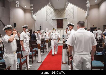 Kapitän Brian Karosich, Kommandant, das nach vorne eingesetzte regionale Wartungszentrum (FDRMC) verlässt den Kommandowechsel von FDRMC bei der Naval Support Activity Naples Chapel, 30. August 2021. Stockfoto