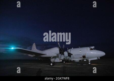 Eine Air and Marine Operations P-3 Orion-Luftbesatzung aus Jacksonville, Florida, führt vor der Schadensbewertung in Louisiana am 30. August 2021, nach dem Landfall durch den Sturmflug durch den Sturmflug, Vorflugkontrollen durch. Stockfoto