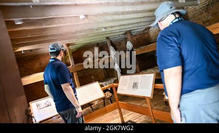 Mitarbeiter, Dozenten und Studenten des InterAmerican Defense College besuchen George Washingtons Mt. Vernon Residence, Mt. Vernon, VA., 30. August 2021. Das Konzessionsgebiet ist ein amerikanisches Wahrzeichen und eine ehemalige Plantage von George Washington, dem ersten Präsidenten der Vereinigten Staaten und seiner Frau Martha. Das Anwesen liegt am Ufer des Flusses Potomac. Stockfoto