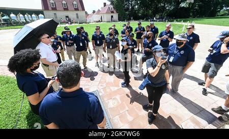 Mitarbeiter, Dozenten und Studenten des InterAmerican Defense College besuchen George Washingtons Mt. Vernon Residence, Mt. Vernon, VA., 30. August 2021. Das Konzessionsgebiet ist ein amerikanisches Wahrzeichen und eine ehemalige Plantage von George Washington, dem ersten Präsidenten der Vereinigten Staaten und seiner Frau Martha. Das Anwesen liegt am Ufer des Flusses Potomac. Stockfoto