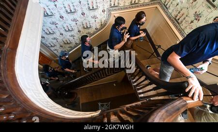 Mitarbeiter, Dozenten und Studenten des InterAmerican Defense College besuchen George Washingtons Mt. Vernon Residence, Mt. Vernon, VA., 30. August 2021. Das Konzessionsgebiet ist ein amerikanisches Wahrzeichen und eine ehemalige Plantage von George Washington, dem ersten Präsidenten der Vereinigten Staaten und seiner Frau Martha. Das Anwesen liegt am Ufer des Flusses Potomac. Stockfoto