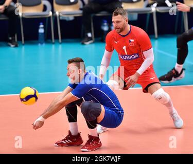 Ostrava, Tschechische Republik. September 2021. Lukas Vasina, links, und Milan Monik aus der Tschechischen Republik in Aktion während der Volleyball-Europameisterschaft der Männer im Jahr 16 Spiel Tschechische Republik gegen Frankreich in Ostrava, Tschechische Republik, 13. September 2021. Kredit: Jaroslav Ozana/CTK Foto/Alamy Live Nachrichten Stockfoto