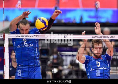 Ostrava, Tschechische Republik. September 2021. Jan Hadrava, links, und Adam Zajicek aus der Tschechischen Republik in Aktion während der Volleyball-Europameisterschaft der Männer im Jahr 16 Spiel Tschechische Republik gegen Frankreich in Ostrava, Tschechische Republik, 13. September 2021. Kredit: Jaroslav Ozana/CTK Foto/Alamy Live Nachrichten Stockfoto