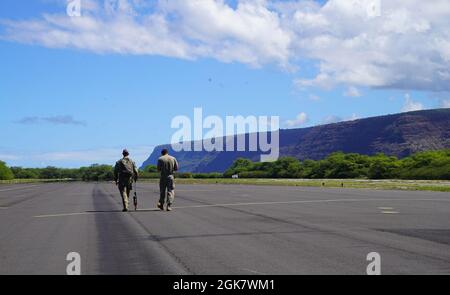 Kampfkontrolleure des 30. Special Tactics Squadron nehmen am 2021. August an einer Standortuntersuchung auf der Barking Sands Pacific Missile Range Launch Facility, Hawaii, Teil. Diese Umfrage ist ein wichtiger erster Schritt, der den Beginn der Übung Gryphon Thunder markiert, bei der Luftwaffe des 353. Special Operations Wings, des 18. Logistics Readiness Squadron und des 199. Fighter Squadron die Einrichtung und Aufrechterhaltung von Betankungskapazitäten in dynamischen Umgebungen üben werden. Stockfoto