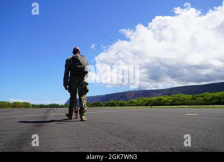 Kampfkontrolleure des 30. Special Tactics Squadron nehmen am 2021. August an einer Standortuntersuchung auf der Barking Sands Pacific Missile Range Launch Facility, Hawaii, Teil. Diese Umfrage ist ein wichtiger erster Schritt, der den Beginn der Übung Gryphon Thunder markiert, bei der Luftwaffe des 353. Special Operations Wings, des 18. Logistics Readiness Squadron und des 199. Fighter Squadron die Einrichtung und Aufrechterhaltung von Betankungskapazitäten in dynamischen Umgebungen üben werden. Stockfoto