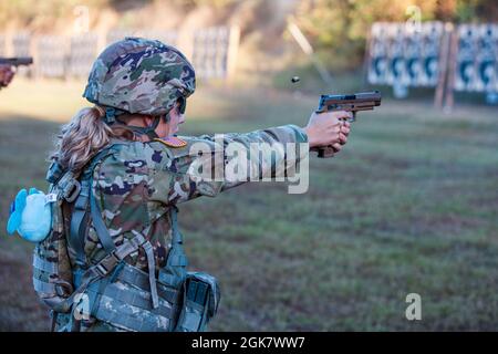 US Army Sgt. Rebecca Hasenyager, Montana National Guard, schießt während eines Pistolenkampfes am 31. August während der 50. Winston P. Wilson Rifle and Pistol Championship im National Guard Marksmanship Training Center. Die diesjährige Meisterschaft findet im Robinson Maneuver Training Center, North Little Rock, Ark. Statt und umfasst die Disziplinen Gewehr, Pistole und kombinierte Waffen. Stockfoto