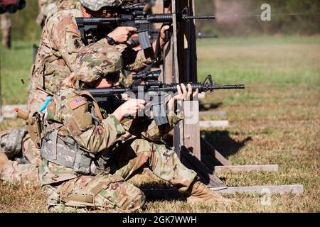 US Army Sgt. Rebecca Hasenyager, Nationalgarde von Montana, schießt während eines Gewehrkampfs am 31. August während der 50. Winston P. Wilson Rifle and Pistol Championship im National Guard Marksmanship Training Center. Die diesjährige Meisterschaft findet im Robinson Maneuver Training Center, North Little Rock, Ark. Statt und umfasst die Disziplinen Gewehr, Pistole und kombinierte Waffen. Stockfoto