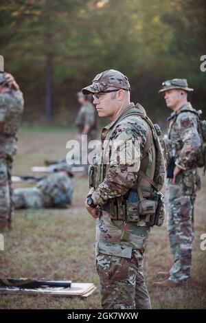 Brooks Hayward, Nationalgarde von New Hampshire, bereitet sich während der 50. Winston P. Wilson Rifle and Pistol Championship am 31. August auf ein Pistolenspiel im National Guard Marksmanship Training Center vor. Die diesjährige Meisterschaft findet im Robinson Maneuver Training Center, North Little Rock, Ark. Statt und umfasst die Disziplinen Gewehr, Pistole und kombinierte Waffen. Stockfoto