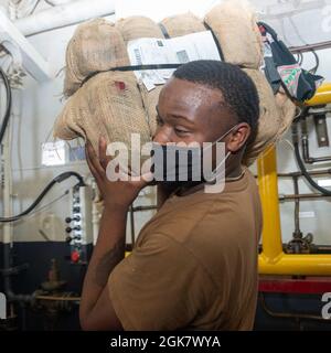 PAZIFISCHER OZEAN (31. August 2021) der Feuerwehrmann Andrew Watson aus Mobile, Alabama, trägt Lumpen auf dem amphibischen Angriffsschiff USS Essex (LHD 2), 31. August. Matrosen und Marineinfanteristen der Amphibious Ready Group (ARG) von Essex und der 11. Marine Expeditionary Unit (MEU) führen Routineoperationen in der 3. US-Flotte durch. Stockfoto