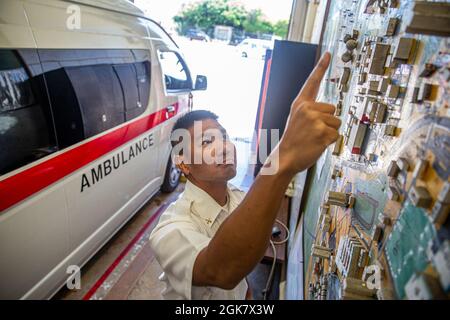 Takeshi Tsuhako, der Leiter der Bataillon-Ausbildung bei den Marineinfanstalten Pacific Fire and Emergency Services, plant Schulungsveranstaltungen auf Camp Foster, Okinawa, Japan, 25. August 2021. Tsuhako ist täglich für die Regulierung einer effektiven Schulung verantwortlich, die sicherstellt, dass alle Mitarbeiter der Station Notfall- und Nichtnotfalleinsätze auf sichere, effektive und effiziente Weise durchführen. Darüber hinaus schult er neue Feuerwehrleute und bewertet die Brandbekämpfungsfähigkeit der einzelnen Triebwerksunternehmen sowie ihre Fähigkeit, ihre Leistung vierteljährlich aufrechtzuerhalten und zu verbessern. Tsuhako ist ein Stockfoto