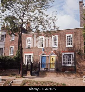 Historische Ansicht der 1960er Jahre von einem Paar hübscher georgianischer Reihenhäuser auf der High Street, im Dorf Hampstead, North London, England, Großbritannien. Stockfoto