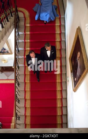 Präsident Barack Obama und der französische Präsident François Hollande, gefolgt von First Lady Michelle Obama, steigen vor dem Staatsessen am 11. Februar 2014 die große Treppe des Weißen Hauses hinab. (Offizielles Foto des Weißen Hauses von Pete Souza) Dieses offizielle Foto des Weißen Hauses wird nur zur Veröffentlichung durch Nachrichtenorganisationen und/oder zum persönlichen Druck durch die Betreffzeile(en) des Fotos zur Verfügung gestellt. Das Foto darf in keiner Weise manipuliert werden und darf nicht in kommerziellen oder politischen Materialien, Anzeigen, E-Mails, Produkten, Werbeaktionen verwendet werden, die in irgendeiner Weise eine Genehmigung oder eine Genehmigung vorschlagen Stockfoto