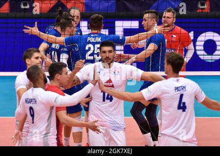 Ostrava, Tschechische Republik. September 2021. Französische und tschechische Spieler reagieren während der Volleyball-Europameisterschaft der Männer, die am 13. September 2021 in Ostrava, Tschechische Republik, das Spiel Tschechien gegen Frankreich im Jahr 16 ausgetragen hat. Kredit: Jaroslav Ozana/CTK Foto/Alamy Live Nachrichten Stockfoto