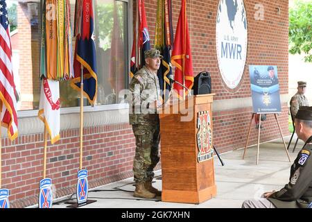 Befehl Sgt. Maj. Roberto Guadarrama, der als Staff Sgt. Travis Atkins' Platoon Sergeant, spricht bei der Atkins Functional Fitness Facility Rededication Ceremony Aug. 31. Stockfoto