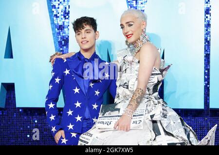 Jamie Campbell (rechts) und Max Harwood kommen zur Weltpremiere von Everybody's Talking About Jamie in der Royal Festival Hall in London. Bilddatum: Montag, 13. September 2021. Stockfoto