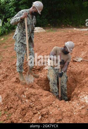 SANTA RITA, Guam (Sept. 1, 2021) Bauelektriker der 3. Klasse Adrian Prather und Utilitiesman Baumeister Ladarryl Körper, beauftragt mit dem Marinefahrwerkbataillon (NMCB) 1 Ablösung Guam, graben beim Outhouse Umbau Projekt aus. Die NMCB 1-Ablösung Guam wird im Vorwärtsdienst eingesetzt, um Bau, humanitäre Hilfe, Zusammenarbeit im Bereich der Theatersicherheit und Flottenmanöver in den Einsatzgebieten der 7. US-Flotte durchzuführen. Stockfoto