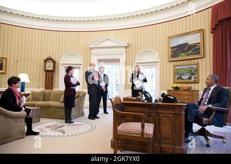 Präsident Barack Obama trifft sich im Oval Office am 24. Februar 2015 zu einem Treffen mit parteiübergreifenden Kongressabgeordneten, um die Reform der Strafjustiz zu diskutieren. Die Teilnehmer von links sind: Senior Advisor Valerie Jarrett; Cecilia Muñoz, Direktorin des Rates für Innenpolitik; Neil Eggleston, Counsel des Präsidenten; Joshua Pollack, Senate Legislative Affairs Liaison und Katie Beirne Fallon, Direktorin für Legislative Angelegenheiten. (Offizielles Foto des Weißen Hauses von Pete Souza) Dieses offizielle Foto des Weißen Hauses wird nur für die Veröffentlichung durch Nachrichtenorganisationen und/oder für den persönlichen Druck durch den Sub zur Verfügung gestellt Stockfoto