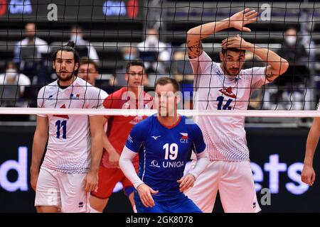 Ostrava, Tschechische Republik. September 2021. (L-R) Antoine Brizard aus Frankreich, Lubos Bartunek aus Tschechien und Nicolas Le Goff aus Frankreich im Einsatz während der Volleyball-Europameisterschaft der Männer im Jahr 16 Spiel Tschechische Republik gegen Frankreich in Ostrava, Tschechische Republik, 13. September 2021. Kredit: Jaroslav Ozana/CTK Foto/Alamy Live Nachrichten Stockfoto