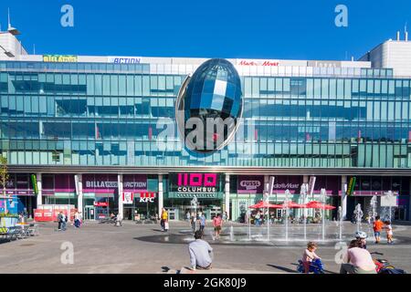 Wien, Wien: Einkaufszentrum Columbus Center, Platz Columbusplatz im Jahr 10. Favoriten, Wien, Österreich Stockfoto