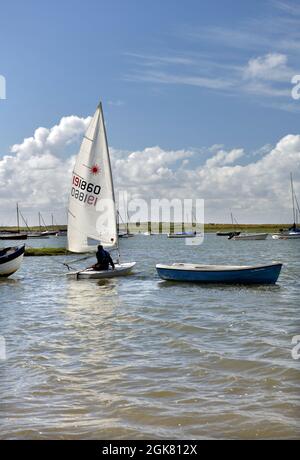 Einhandboot der Laser-Klasse segelt auf der brancaster Staithe norfolk england Stockfoto