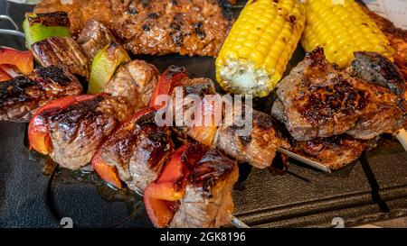 Gegrilltes Fleisch mit Gemüse. Huhn, Rindfleisch, Schweinefleisch, Steak und Mais. Stockfoto