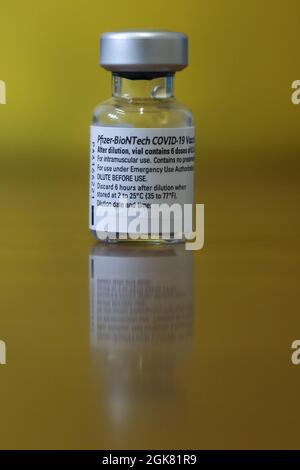 London, Großbritannien. September 2021. Ein Fläschchen mit Pfizer-BioNTech Covid-19-Impfstoff in einem Impfzentrum. Der Chief Medical Officers empfiehlt Kindern im Alter von 12-15 Jahren in Großbritannien, eine erste Spritze des Pfizer-BioNTech-Impfstoffs zu erhalten. (Bild: © Dinendra Haria/SOPA Images via ZUMA Press Wire) Stockfoto