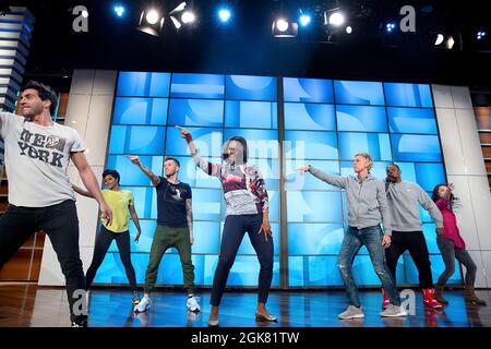 First Lady Michelle Obama probt mit Ellen DeGeneres und den „so you think you can Dance“-Tänzern für ein #GimmeFive „Let's move!“ Tanz, vor einer Aufnahme der Ellen DeGeneres Show in Burbank, Kalifornien, 12. März 2015. (Offizielles Foto des Weißen Hauses von Amanda Lucidon) Dieses offizielle Foto des Weißen Hauses wird nur zur Veröffentlichung durch Nachrichtenorganisationen und/oder zum persönlichen Druck durch die Betreffenden des Fotos zur Verfügung gestellt. Das Foto darf in keiner Weise manipuliert werden und darf nicht in kommerziellen oder politischen Materialien, Werbung, E-Mails, Produkten oder Werbeaktionen verwendet werden Stockfoto