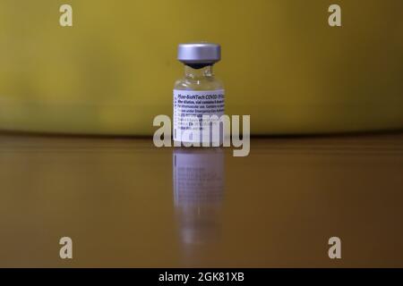 London, Großbritannien. September 2021. Ein Fläschchen mit Pfizer-BioNTech Covid-19-Impfstoff in einem Impfzentrum. Der Chief Medical Officers empfiehlt Kindern im Alter von 12-15 Jahren in Großbritannien, eine erste Spritze des Pfizer-BioNTech-Impfstoffs zu erhalten. (Bild: © Dinendra Haria/SOPA Images via ZUMA Press Wire) Stockfoto