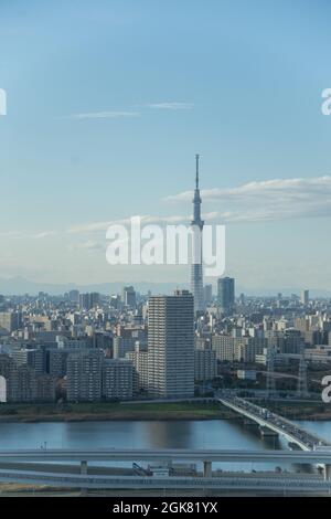 Der epische Blick auf den Tokyo Skytree, mit dem Sumida-Fluss im Vordergrund, Tokio, Japan Stockfoto