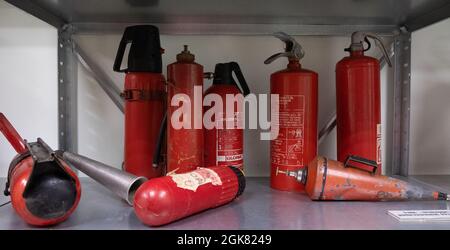 Saku, Estland - 08.20.2020: Ausstellung im Feuerwehrmuseum. Feuerlöscher. Retro-Kollektion. Stockfoto