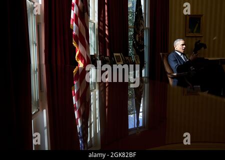 Präsident Barack Obama spricht im Oval Office mit dem Stabschef Denis McDonough und dem Senior Advisor Dan Pfeiffer, 15. März 2013. (Offizielles Foto des Weißen Hauses von Pete Souza) Dieses offizielle Foto des Weißen Hauses wird nur zur Veröffentlichung durch Nachrichtenorganisationen und/oder zum persönlichen Druck durch die Betreffzeile(en) des Fotos zur Verfügung gestellt. Das Foto darf in keiner Weise manipuliert werden und darf nicht in kommerziellen oder politischen Materialien, Anzeigen, E-Mails, Produkten, Werbeaktionen verwendet werden, die in irgendeiner Weise die Zustimmung oder Billigung des Präsidenten, der ersten Familie oder der Weißen nahelege Stockfoto