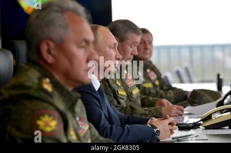 Mulinskiy, Russland. September 2021. Der russische Präsident Wladimir Putin beobachtet die gemeinsamen militärischen Übungen von Zapad 2021, die von Russland und Weißrussland am 13. September 2021 auf dem Trainingsgelände in Mulino in Nischni Nowgorod, Russland, abgehalten wurden. Von links nach rechts sitzen: Der russische Verteidigungsminister Sergei Shoigu, der russische Präsident Wladimir Putin, und der Chef des Generalstabs der russischen Streitkräfte, Valery Gerasimov. Kredit: Alexei Druzhinin/Kremlin Pool/Alamy Live Nachrichten Stockfoto