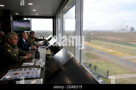 Mulinskiy, Russland. September 2021. Der russische Präsident Wladimir Putin beobachtet die gemeinsamen militärischen Übungen von Zapad 2021, die von Russland und Weißrussland am 13. September 2021 auf dem Trainingsgelände in Mulino in Nischni Nowgorod, Russland, abgehalten wurden. Von links nach rechts sitzen: Der russische Verteidigungsminister Sergei Shoigu, der russische Präsident Wladimir Putin, und der Chef des Generalstabs der russischen Streitkräfte, Valery Gerasimov. Kredit: Alexei Druzhinin/Kremlin Pool/Alamy Live Nachrichten Stockfoto