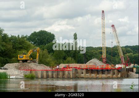 Harefield, Uxbridge, Großbritannien. September 2021. HS2 hat den Savay Lake und die Umgebung von Harefield in Besitz genommen und baut darin riesige Betonfundamente. Der See war bei lokalen Karpfenfischern beliebt und sie sind wütend, dass sie keinen Zugang mehr haben und die Auswirkungen, die HS2 auf die lokale Tierwelt haben. Quelle: Maureen McLean/Alamy Live News Stockfoto