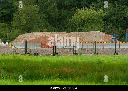 Harefield, Uxbridge, Großbritannien. September 2021. HS2 hat den Savay Lake und die Umgebung von Harefield in Besitz genommen und baut darin riesige Betonfundamente. Der See war bei lokalen Karpfenfischern beliebt und sie sind wütend, dass sie keinen Zugang mehr haben und die Auswirkungen, die HS2 auf die lokale Tierwelt haben. Quelle: Maureen McLean/Alamy Live News Stockfoto