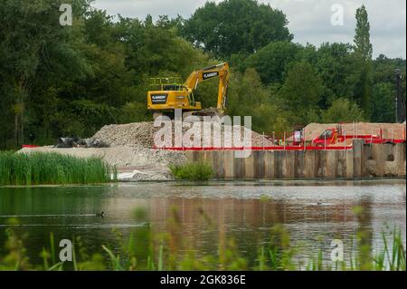 Harefield, Uxbridge, Großbritannien. September 2021. HS2 hat den Savay Lake und die Umgebung von Harefield in Besitz genommen und baut darin riesige Betonfundamente. Der See war bei lokalen Karpfenfischern beliebt und sie sind wütend, dass sie keinen Zugang mehr haben und die Auswirkungen, die HS2 auf die lokale Tierwelt haben. Quelle: Maureen McLean/Alamy Live News Stockfoto