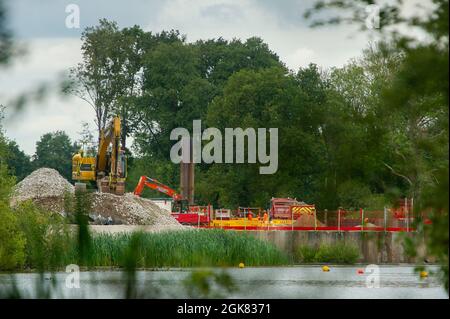 Harefield, Uxbridge, Großbritannien. September 2021. HS2 hat den Savay Lake und die Umgebung von Harefield in Besitz genommen und baut darin riesige Betonfundamente. Der See war bei lokalen Karpfenfischern beliebt und sie sind wütend, dass sie keinen Zugang mehr haben und die Auswirkungen, die HS2 auf die lokale Tierwelt haben. Quelle: Maureen McLean/Alamy Live News Stockfoto