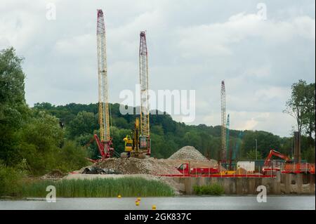 Harefield, Uxbridge, Großbritannien. September 2021. HS2 hat den Savay Lake und die Umgebung von Harefield in Besitz genommen und baut darin riesige Betonfundamente. Der See war bei lokalen Karpfenfischern beliebt und sie sind wütend, dass sie keinen Zugang mehr haben und die Auswirkungen, die HS2 auf die lokale Tierwelt haben. Quelle: Maureen McLean/Alamy Live News Stockfoto