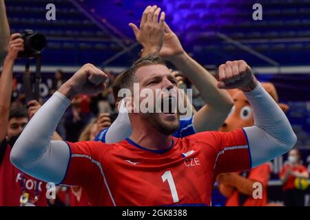 Ostrava, Tschechische Republik. September 2021. Milan Monik aus der Tschechischen Republik feiert den Gewinn der Volleyball-Europameisterschaft der Männer im Jahr 16 Spiel Tschechische Republik gegen Frankreich in Ostrava, Tschechische Republik, 13. September 2021. Kredit: Jaroslav Ozana/CTK Foto/Alamy Live Nachrichten Stockfoto