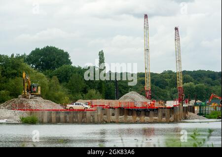 Harefield, Uxbridge, Großbritannien. September 2021. HS2 hat den Savay Lake und die Umgebung von Harefield in Besitz genommen und baut darin riesige Betonfundamente. Der See war bei lokalen Karpfenfischern beliebt und sie sind wütend, dass sie keinen Zugang mehr haben und die Auswirkungen, die HS2 auf die lokale Tierwelt haben. Quelle: Maureen McLean/Alamy Live News Stockfoto