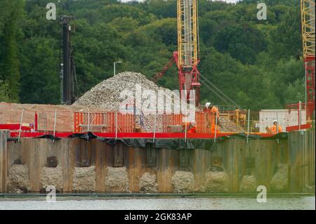 Harefield, Uxbridge, Großbritannien. September 2021. HS2 hat den Savay Lake und die Umgebung von Harefield in Besitz genommen und baut darin riesige Betonfundamente. Der See war bei lokalen Karpfenfischern beliebt und sie sind wütend, dass sie keinen Zugang mehr haben und die Auswirkungen, die HS2 auf die lokale Tierwelt haben. Quelle: Maureen McLean/Alamy Live News Stockfoto