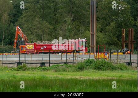 Harefield, Uxbridge, Großbritannien. September 2021. HS2 hat den Savay Lake und die Umgebung von Harefield in Besitz genommen und baut darin riesige Betonfundamente. Der See war bei lokalen Karpfenfischern beliebt und sie sind wütend, dass sie keinen Zugang mehr haben und die Auswirkungen, die HS2 auf die lokale Tierwelt haben. Quelle: Maureen McLean/Alamy Live News Stockfoto