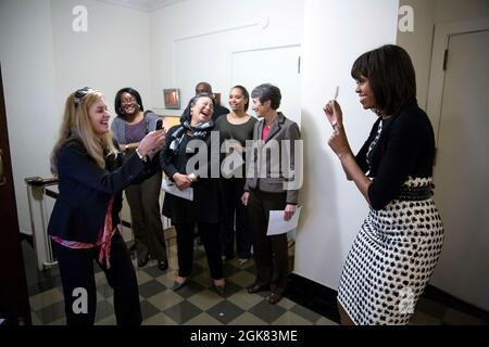 First Lady Michelle Obama posiert mit einem „Flat Stanley“-Ausschnitt, während Kelly McMahon am 23. April 2013 im Innenministerium in Washington, D.C., ihr Foto hinter der Bühne macht. In der Nähe von links: Danielle Gray, Kabinettsekretärin; Tina Tchen, Der Stabschef der First Lady; Kristen Jarvis, stellvertretende Direktorin von Advance & Travelling Aide für die First Lady; und Innenministerin Sally Jewell. (Offizielles Foto des Weißen Hauses von Chuck Kennedy) Dieses offizielle Foto des Weißen Hauses wird nur für die Veröffentlichung durch Nachrichtenorganisationen und/oder für den persönlichen Gebrauch von zur Verfügung gestellt Stockfoto