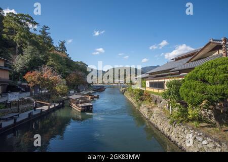 Der Katsura-Fluss fließt durch Arashiyama, Präfektur Kyoto, Japan Stockfoto