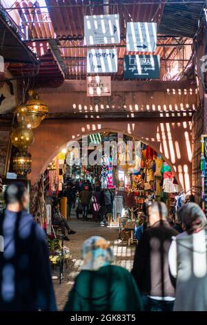 Straßenszene im Souk Semmarine, Marrakesch, Marokko, Afrika. Stockfoto