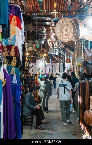 Straßenszene im Souk Semmarine, Marrakesch, Marokko, Afrika. Stockfoto