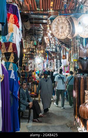 Straßenszene im Souk Semmarine, Marrakesch, Marokko, Afrika. Stockfoto