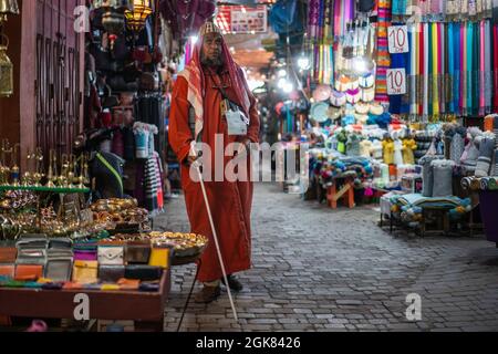 Straßenszene im Souk Semmarine, Marrakesch, Marokko, Afrika. Stockfoto